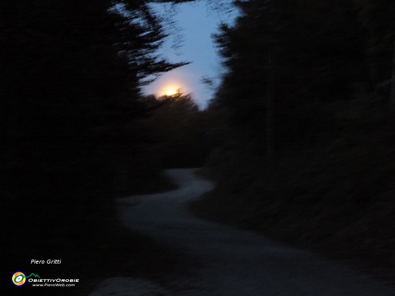 100 Spunta la luna dal monte quaondo raggiungo l'auto .JPG